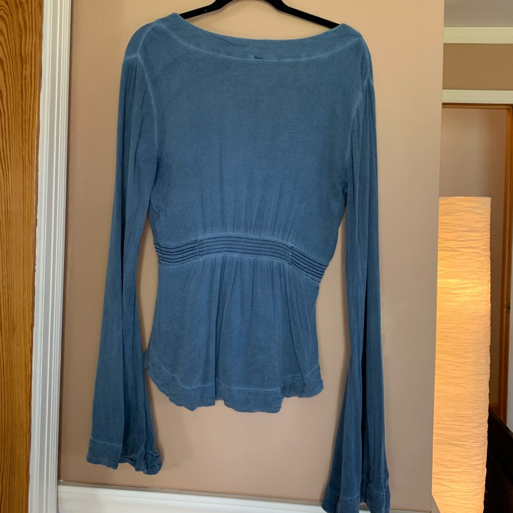 Free people size medium long flared sleeved shirt. Size medium. Great condition - Picture 2 of 8